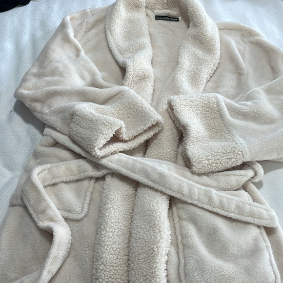 Kirkland’s home cream, plush robe - Picture 3 of 3